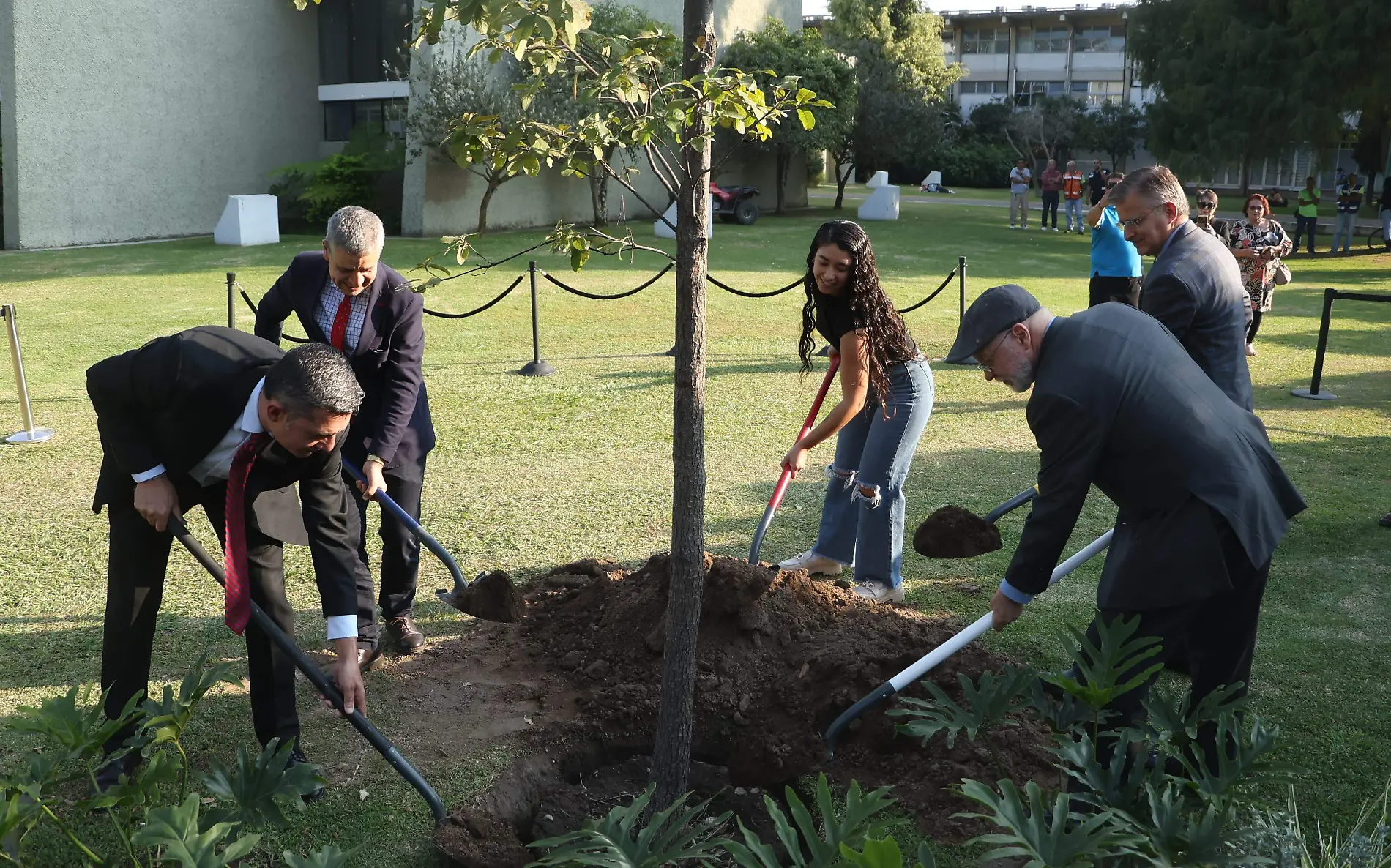 Plantación árbol en memoria de Raúl Padilla